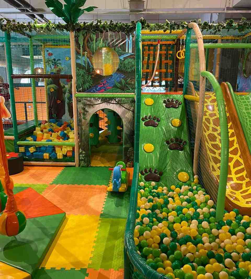 Горки в детском центре развлечений в стиле джунгли 