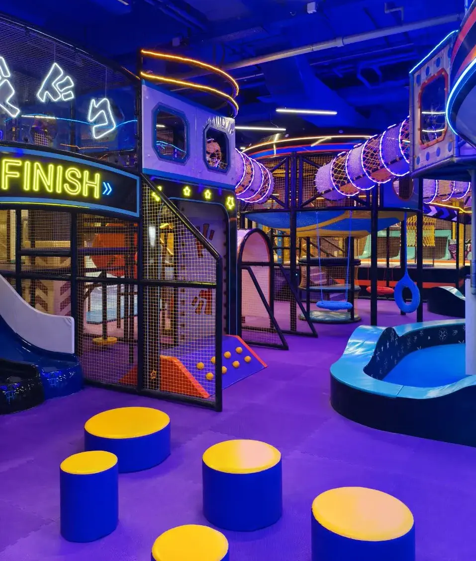 [9] В Самаре открылся развлекательный центр «Дримикс» — 850 м² космического киберпанка