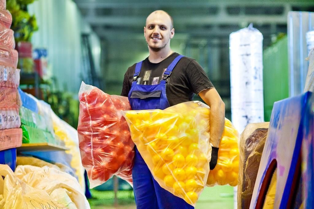 Рабочий Авира несет комплектующие для сухого бассейна