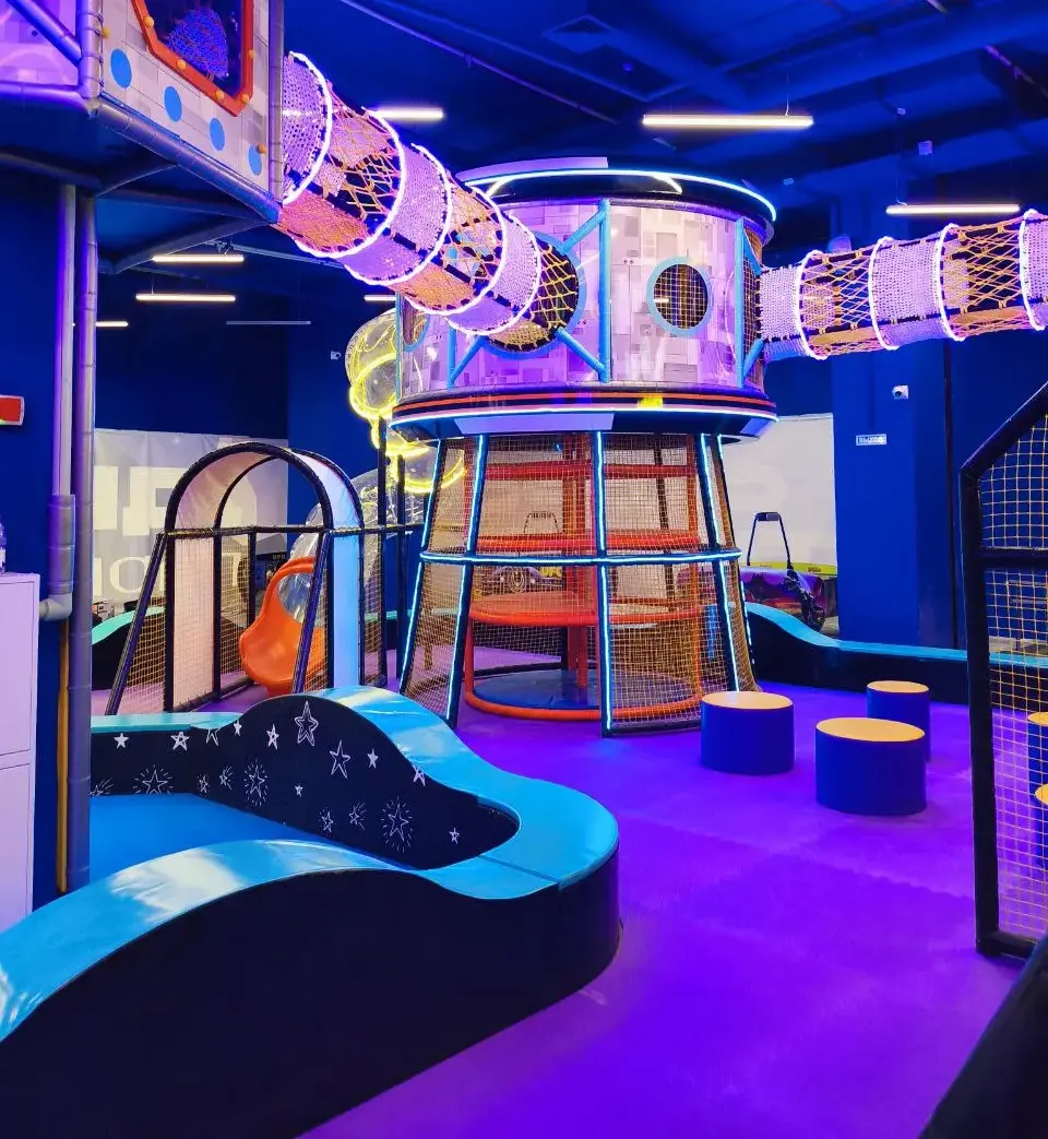 [8] В Самаре открылся развлекательный центр «Дримикс» — 850 м² космического киберпанка