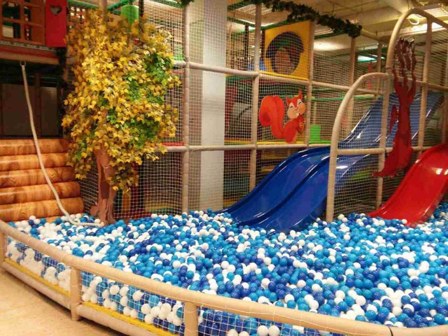 Сухой бассейн с голубыми и белыми шарами.