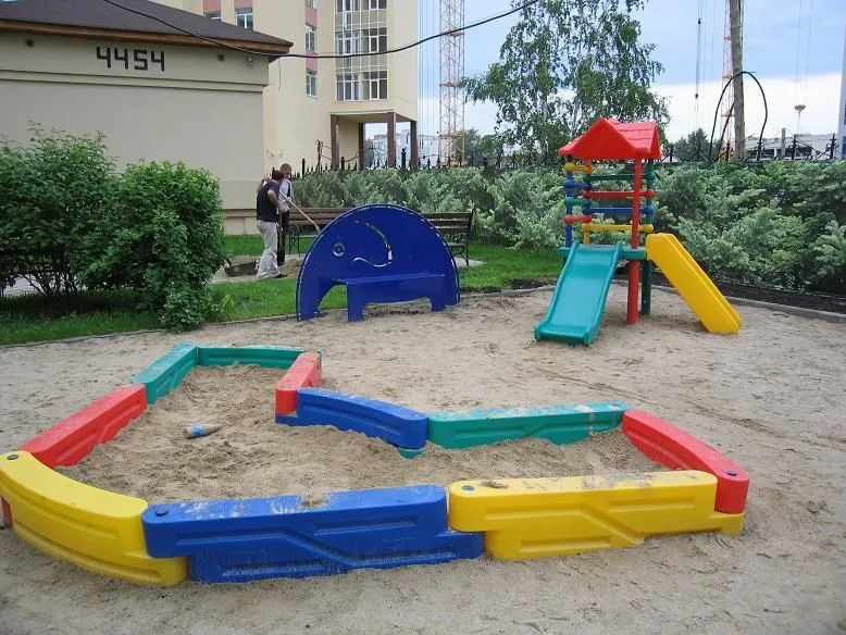 Песочница пластиковая для детской уличной площадки. Песочница пластиковая для детской уличной площадки.