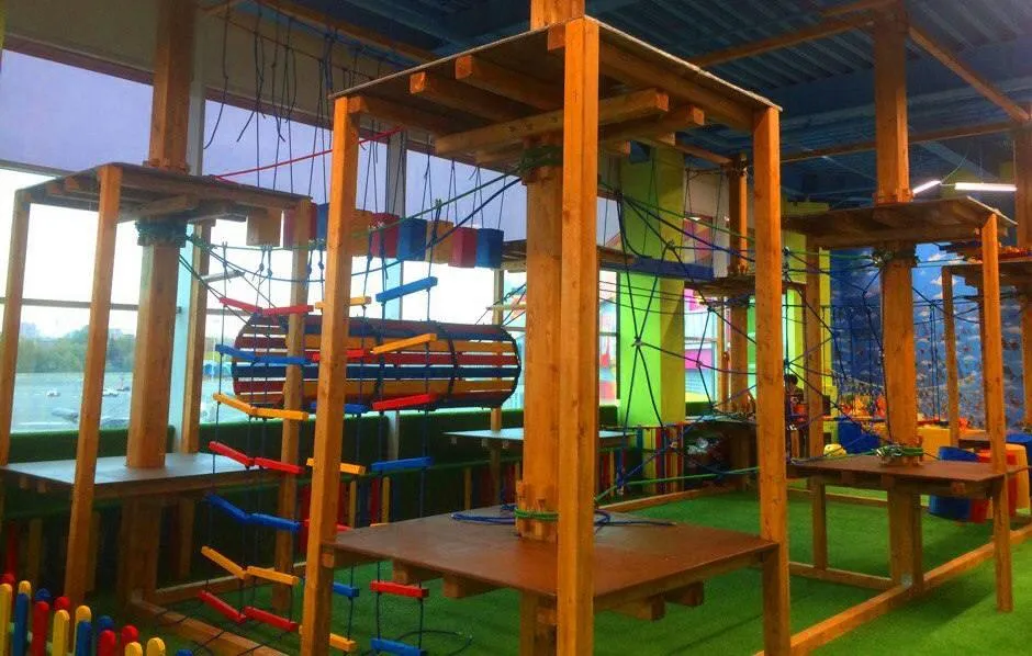 Развлекательный центр для детей с аттракционами и веревочным парком.