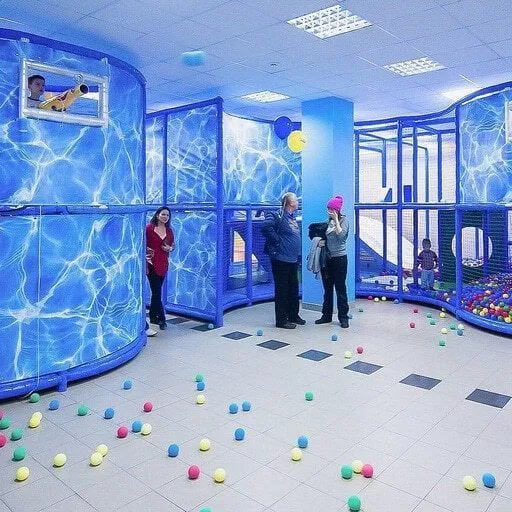 Авира осуществляет монтаж игрового оборудования в будущем развлекательном центре.