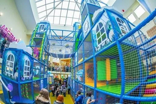 Большой игровой центр для детей, размещенный на территории отеля. Большой игровой центр для детей, размещенный на территории отеля.