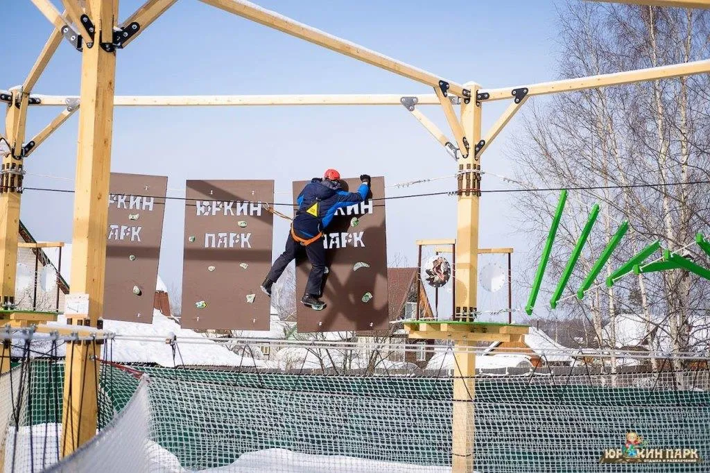 Сложная трасса веревочного парка для взрослых.