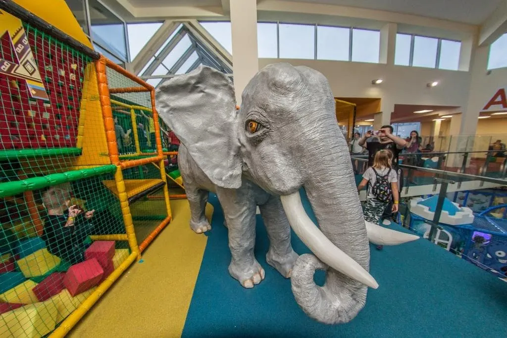 Стеклопластиковая фигура слон для развлекательного центра Маус Хаус.
