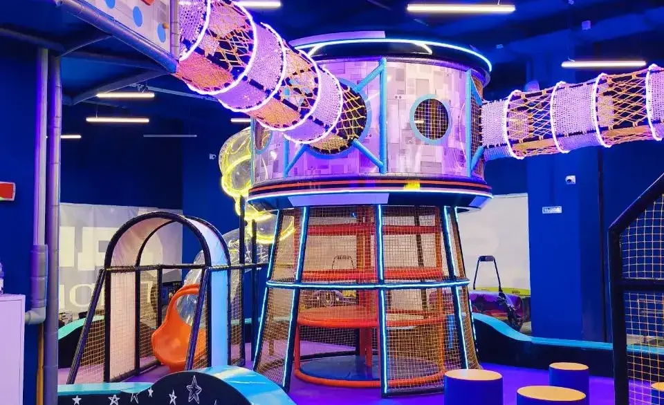 Команда «Авира» реализовала семейный центр в стиле космического киберпанка: «Дримикс» в Самаре