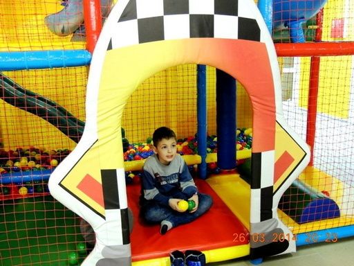 Детский игровой лабиринт стилизованный под ракету.